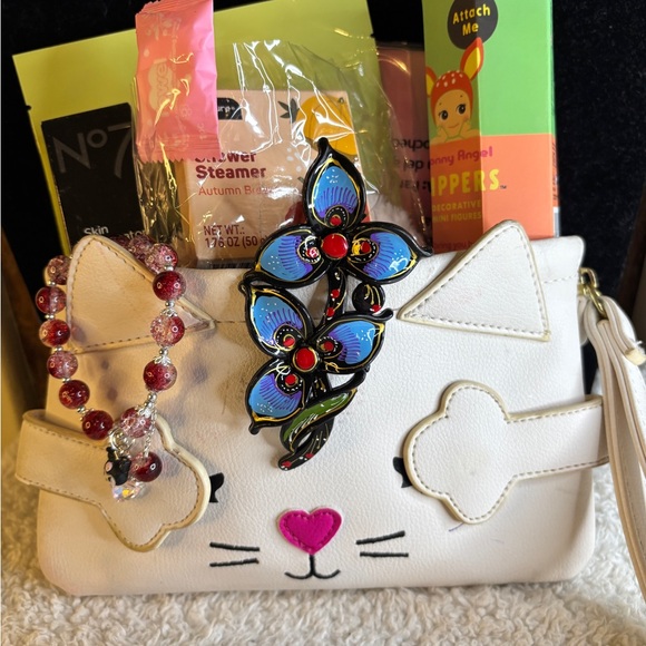 Bundle Betsey Johnson Clutch No 7 Illuminator,Shower Steamer,Towel,Sonny Angel - Picture 6 of 17